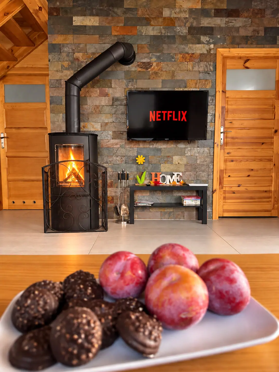 Kominek na drewno i Netflix