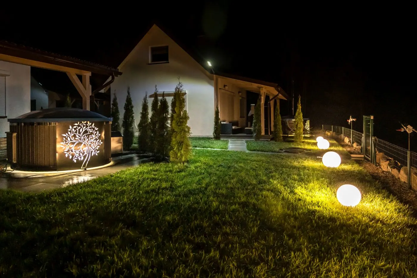 Apartament wieczorem z oświetlonym tarasem