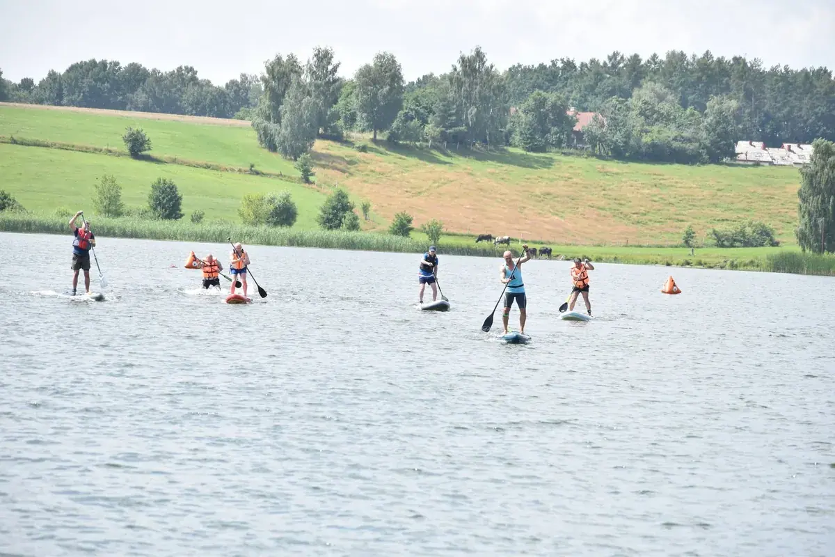 Uczestnicy Festiwalu SUP na jeziorze w Kątnie