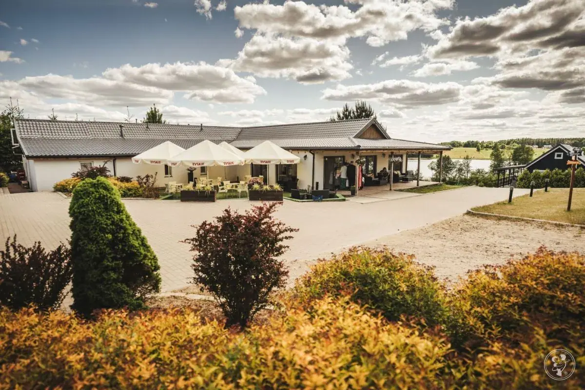 Restauracja Pajda Mazur z tarasem na zewnątrz