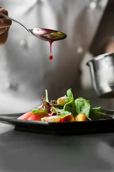 Danie podane w restauracji — sałatka z dressingiem
