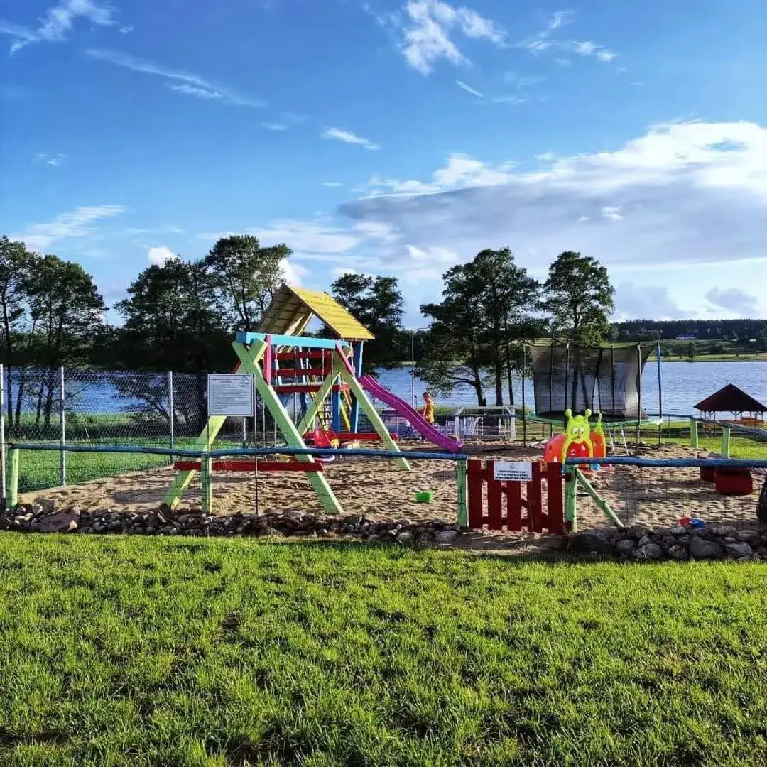 Holzspielplatz auf der Wiese am See