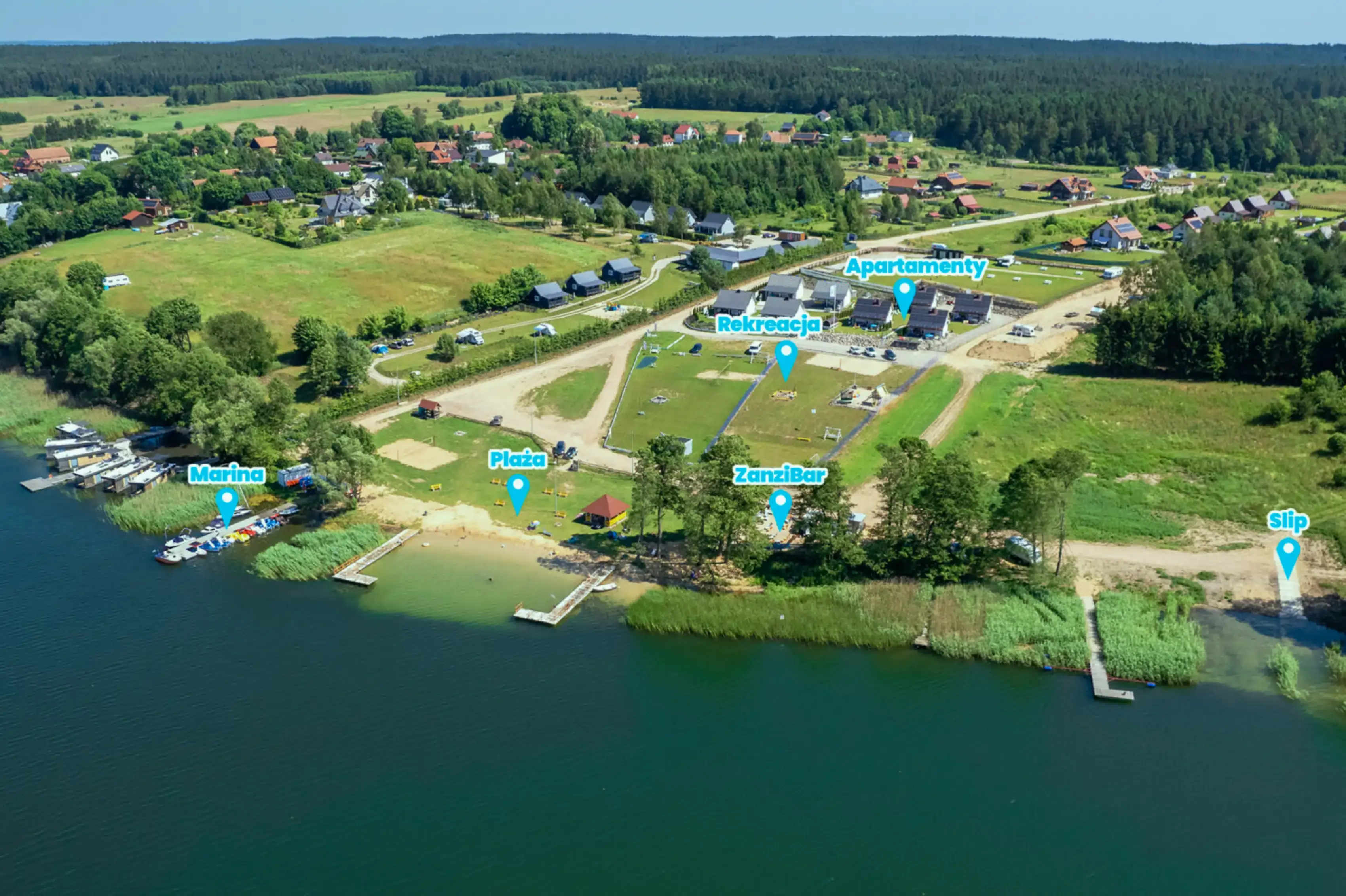 Zdjęcie lotnicze kompleksu z zaznaczonymi punktami: apartamenty, rekreacja, plaża, marina, bar i slip