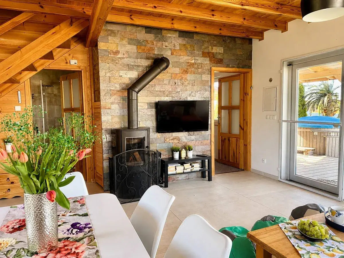 Wohnzimmer der Ferienwohnung mit Holzofen und Seeblick