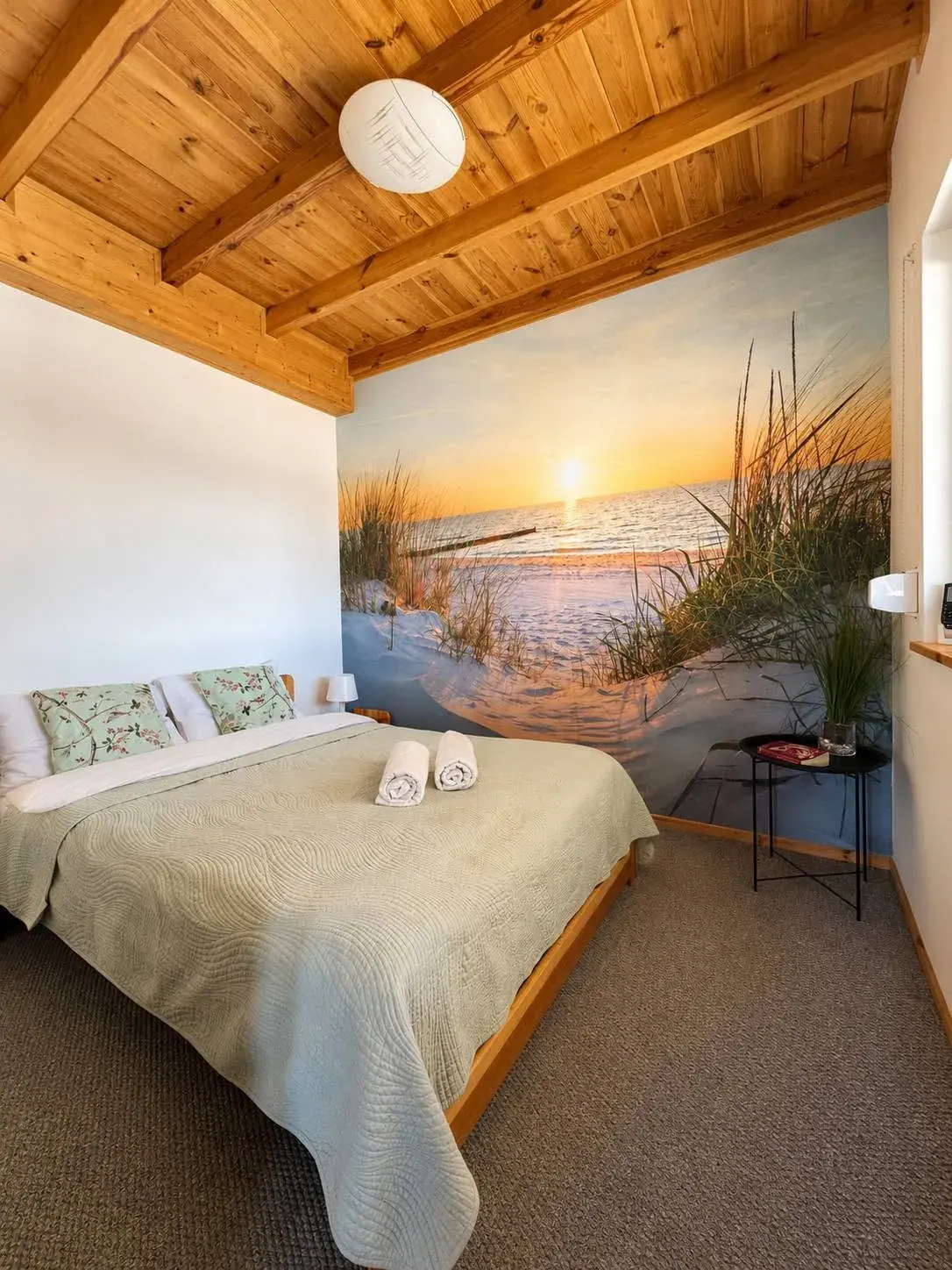 Schlafzimmer mit Doppelbett und Seemotiv