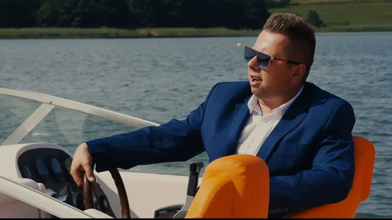 Daniel Dąbrowski — Byle było tak (K. Krawczyk Cover). kadr z filmu nagranego w Apartamentach Liberta