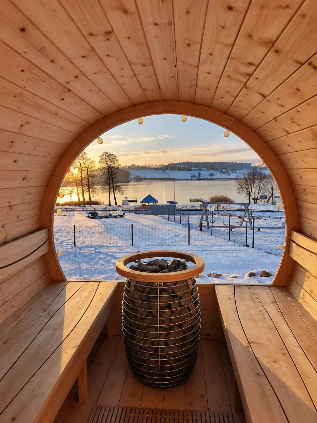 Sauna zimą z widokiem na zaśnieżone jezioro