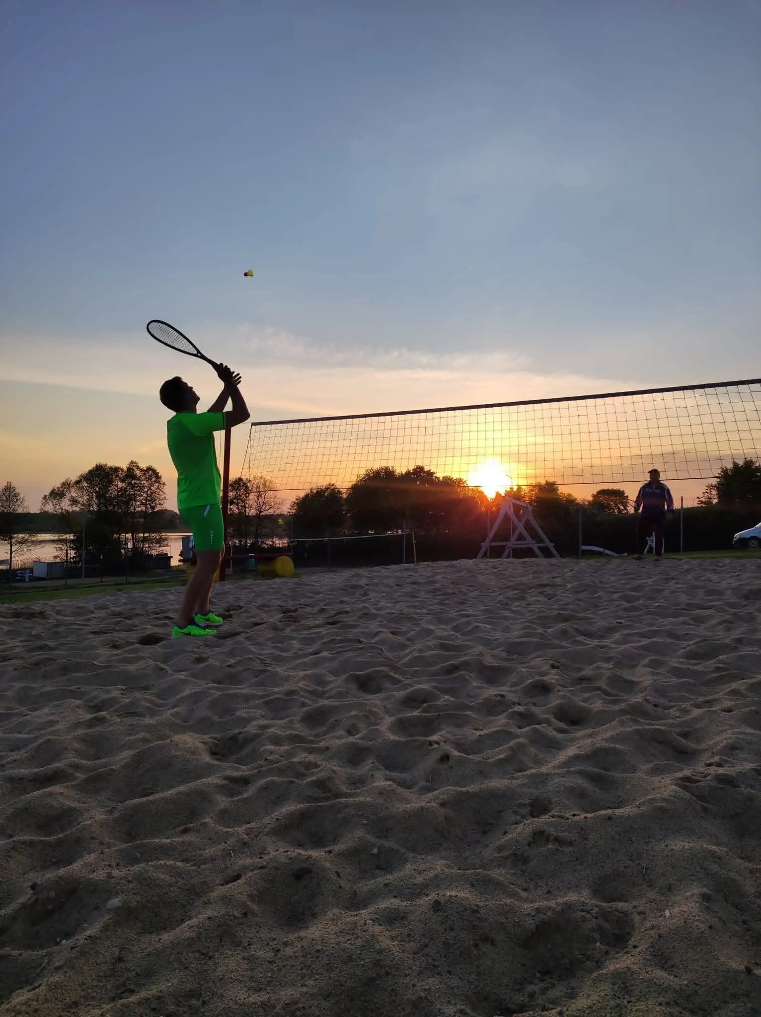 Siatkówka plażowa na plaży o zachodzie słońca
